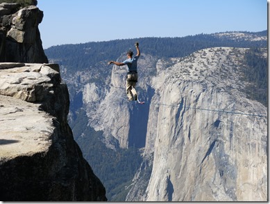 Man_highlining_in_Yosemite_National_Park_with_El_Capitan_in_the_background